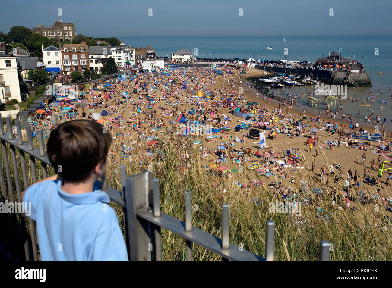 ein kleiner Junge mit Blick auf den Strand in Broadstairs, Kent, england Stockfoto