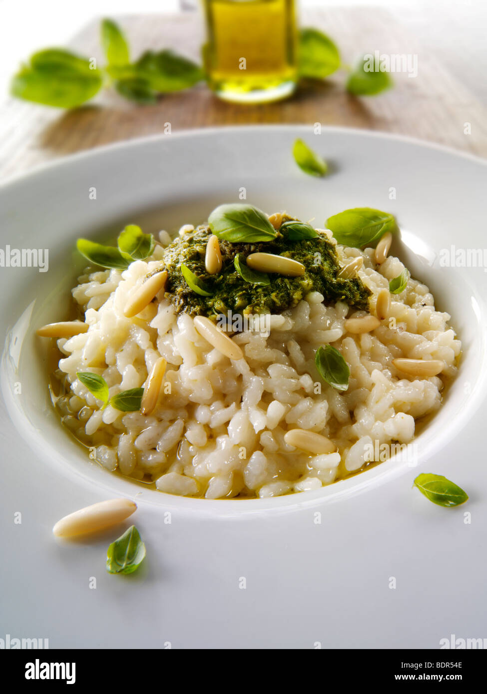 Klassische Risotto mit Pesto und Pinienkernen Stockfoto