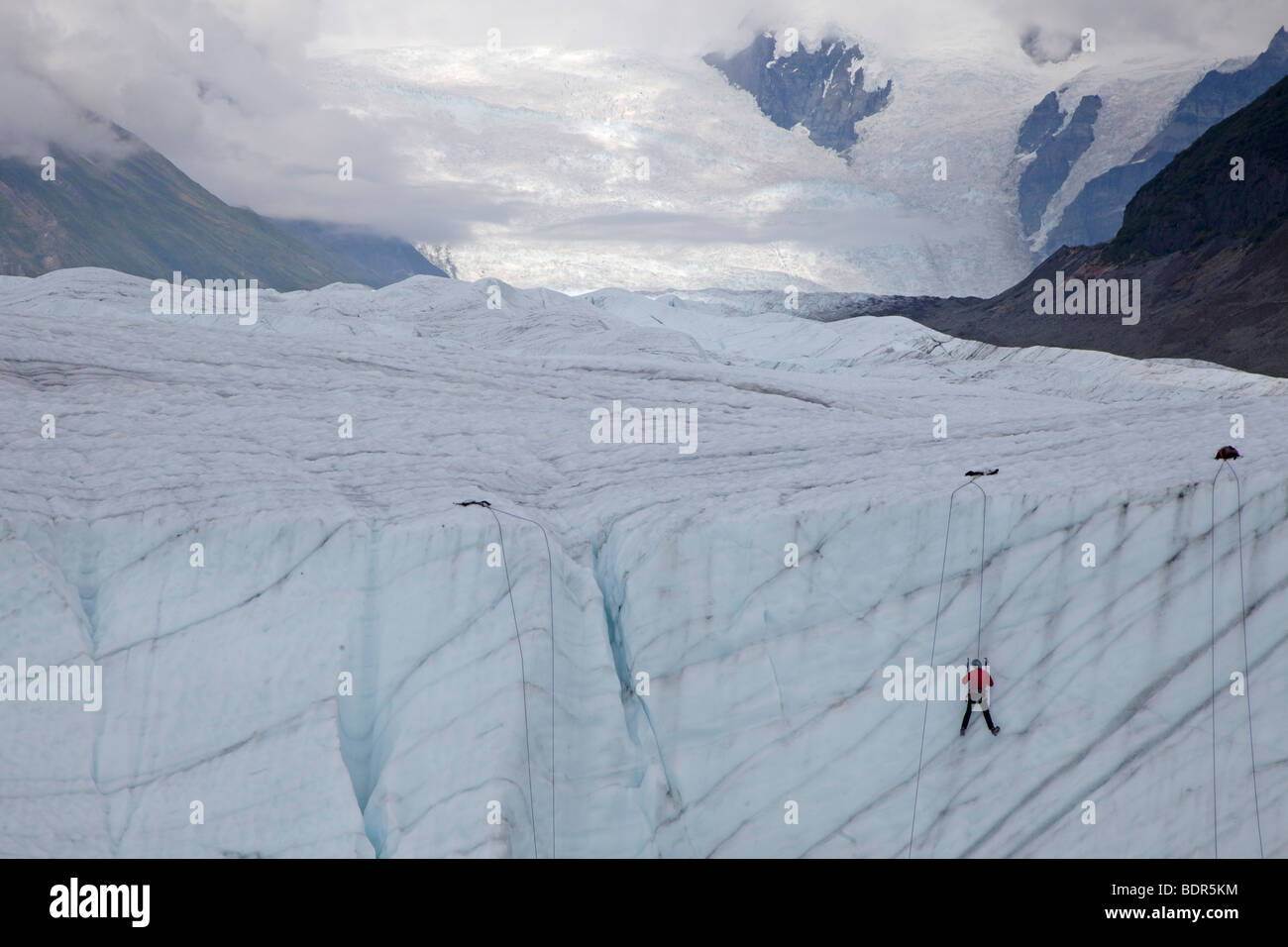 Kennicott, Alaska - Eiskletterer auf dem Root-Gletscher im Wrangell-St.-Elias-Nationalpark. Stockfoto