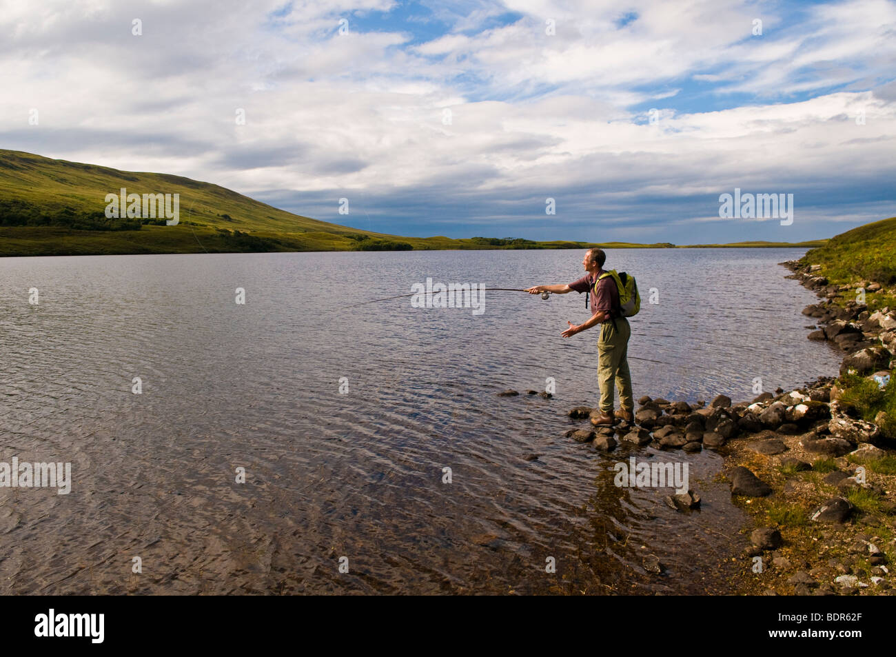 Mann-Fliegenfischen bei Loch An Draing, Schottland, UK Stockfoto