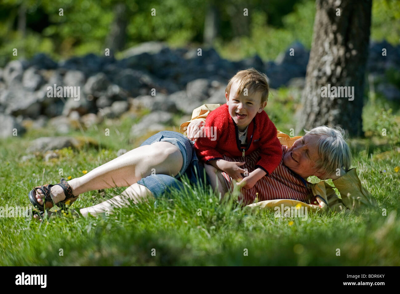 Eine Frau und ein Junge außerhalb Schwedens. Stockfoto