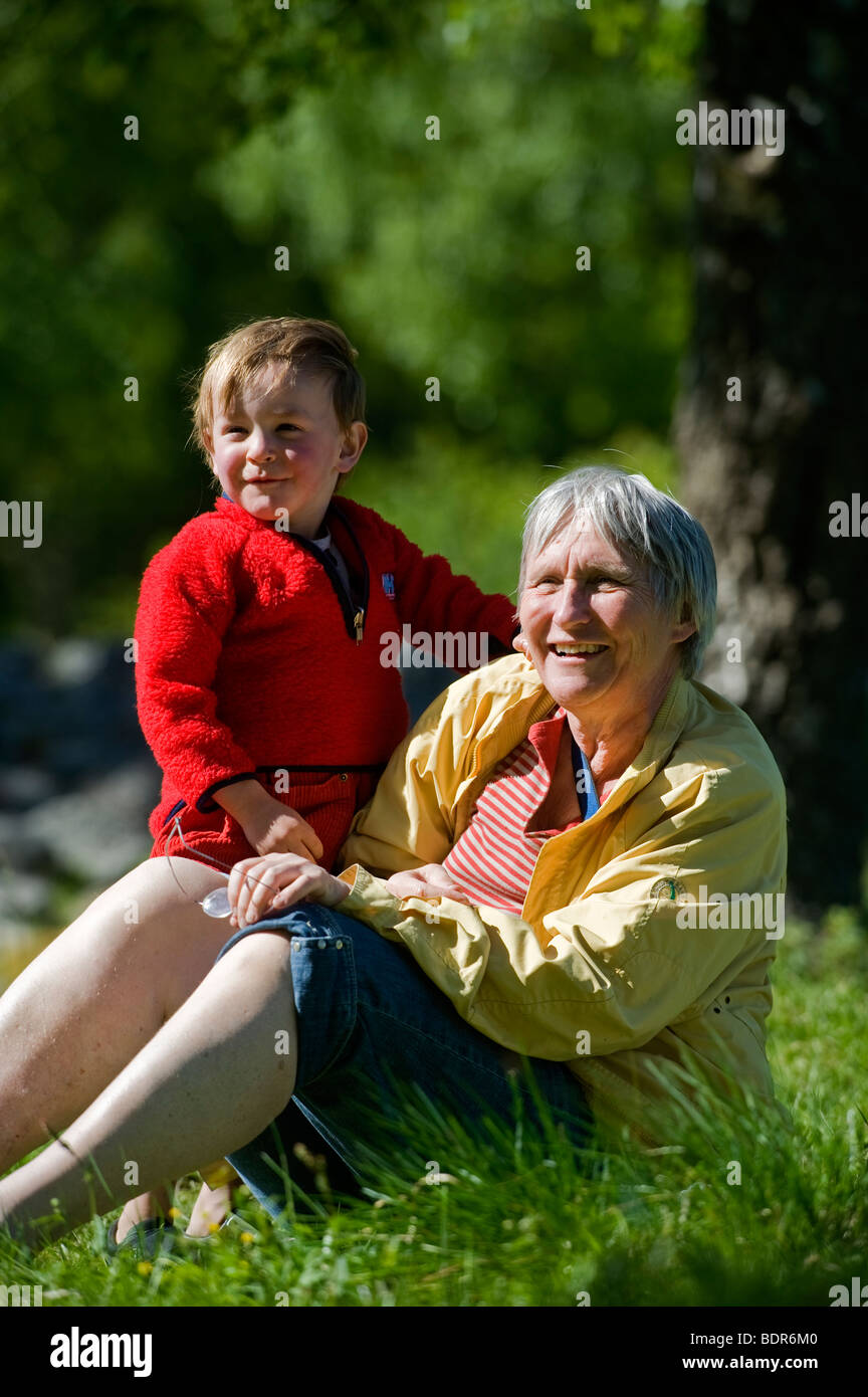 Eine Frau und ein Junge außerhalb Schwedens. Stockfoto