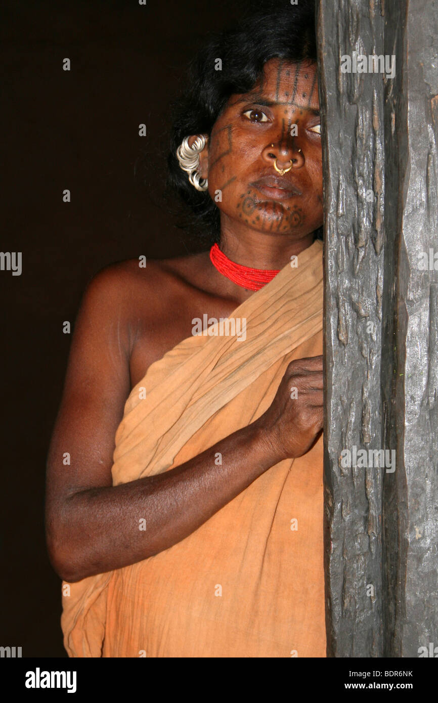Kutia Kondh Stamm Frau mit Gesicht Tattoo und traditionelle silberne Ohrringe, Orissa, Indien Stockfoto