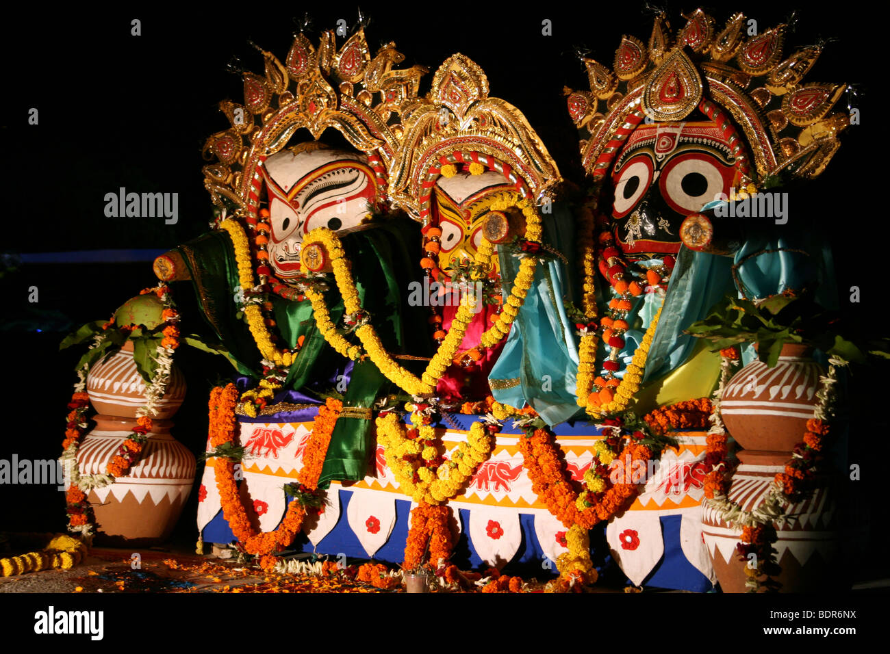 Hinduistische Gottheiten Herr Jagannath mit Bruder und Schwester Balabhadra Subhadra Am Konark Dance Festival, Orissa, Indien Stockfoto