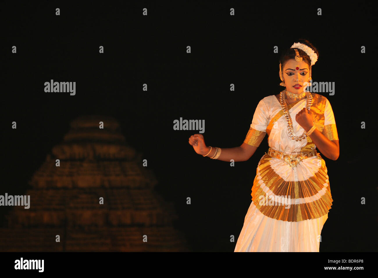 Schöne indische Frau beim Kornak Dance Festival, Orissa, Indien Stockfoto