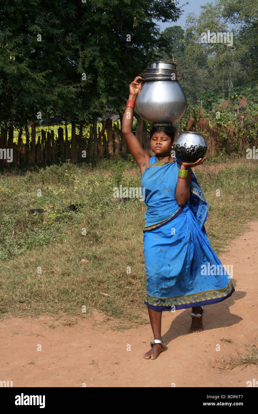 Porträt der indischen Frau des Stammes Dhuruba großen Wasserkrug auf dem Kopf tragen Stockfoto
