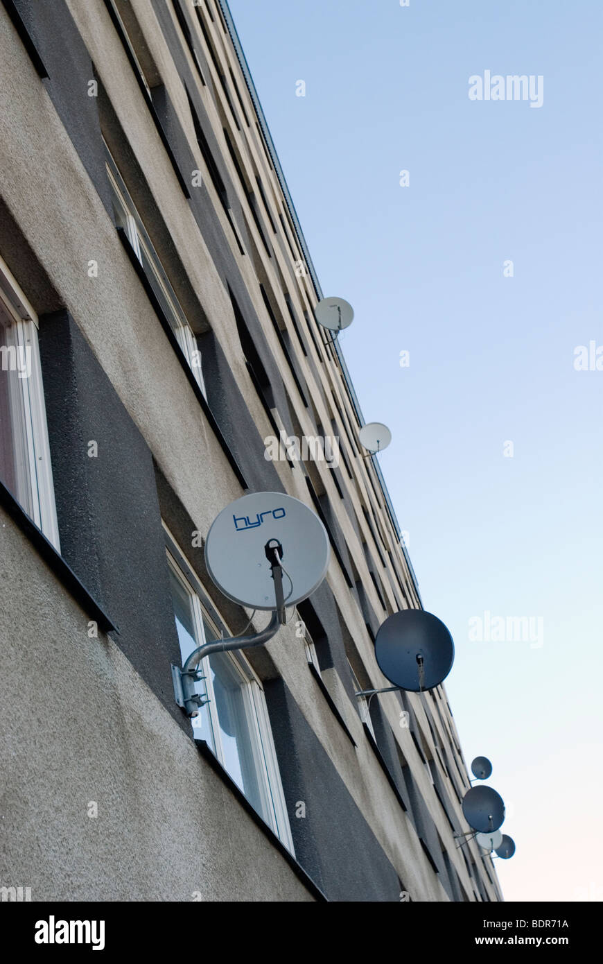 Satellitenschüsseln auf ein Haus Bredang Stockholm Schweden. Stockfoto