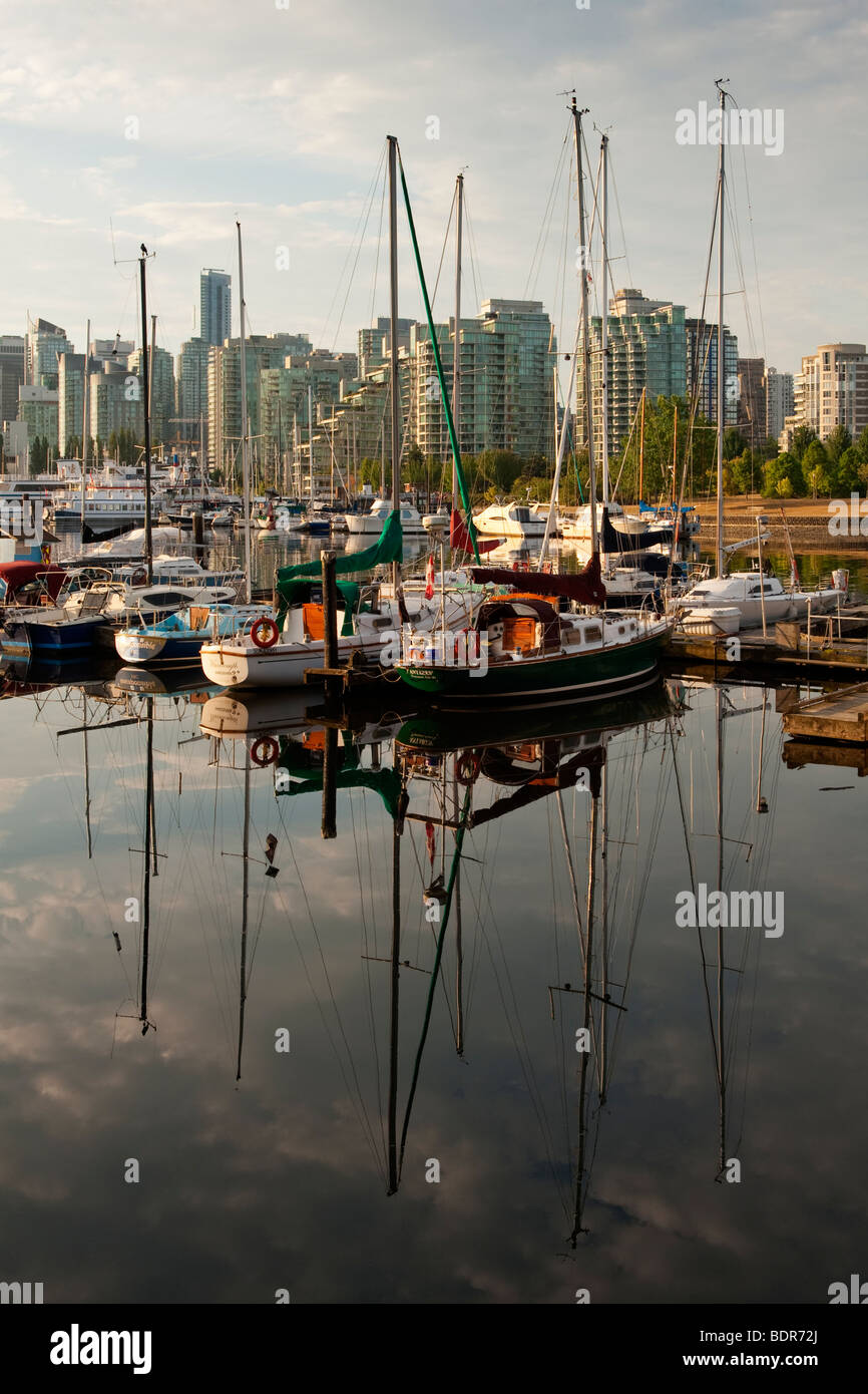Boote in der Marina in Coal Harbour, Vancouver, Kanada.  Downtown Vancouver ist im Hintergrund. Stockfoto