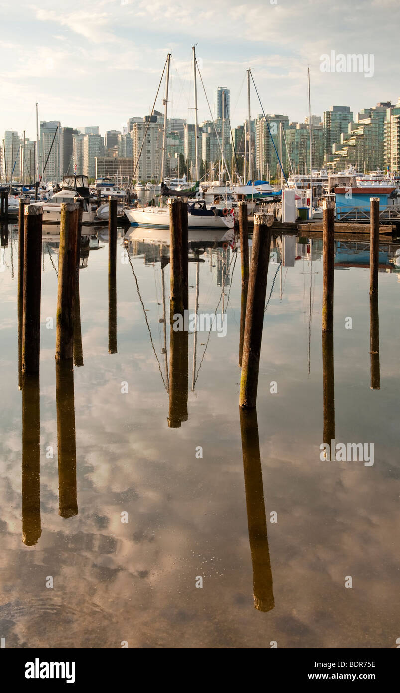 Boote in der Marina in Coal Harbour, Vancouver, Kanada.  Downtown Vancouver ist im Hintergrund. Stockfoto