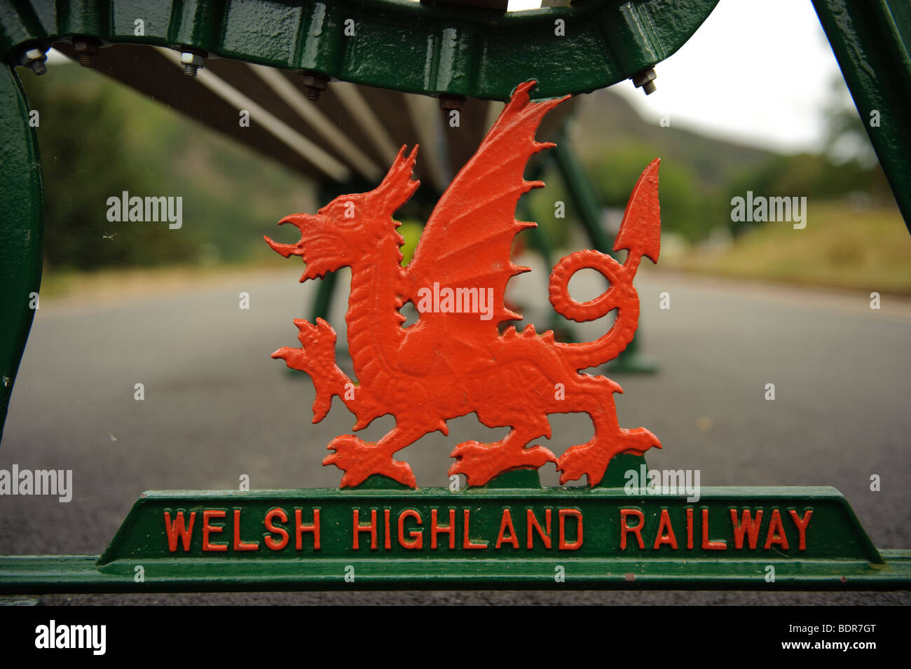 Red Dragon-Symbol auf einer Bank am Welsh Highland Railway Station, Beddgelert, Gwynedd Nord-Wales UK Stockfoto
