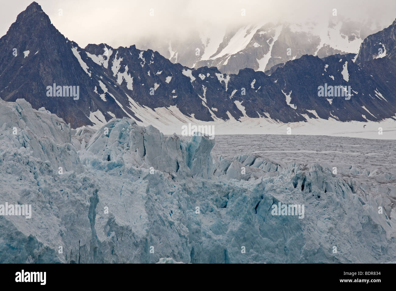 Berge und Gletscher in Spitzbergen, Norwegen. Stockfoto