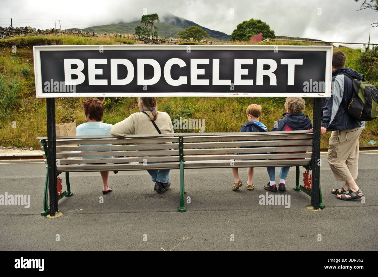 Menschen warten auf die Schmalspur-Dampfeisenbahn im Welsh Highland Railway Station, Beddgelert, Gwynedd, Nord wales UK Stockfoto