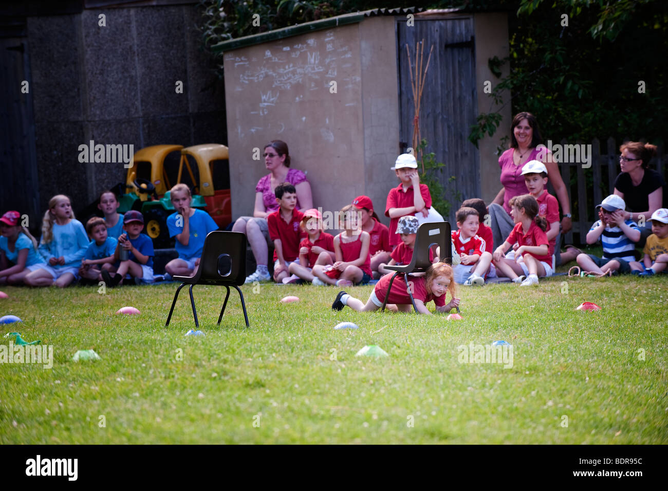 Sommer-Sporttag in der englischen Country-Grundschule Stockfoto
