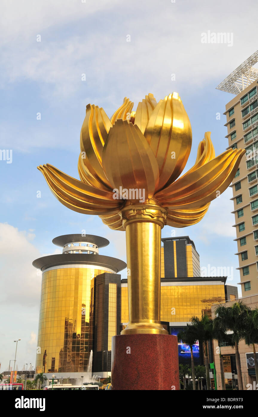 Golden Lotus Blume Denkmal (Kennzeichnung der Übergabe 1999) suchen die goldenen Glas das Sands Macau Casino Macau, China Stockfoto