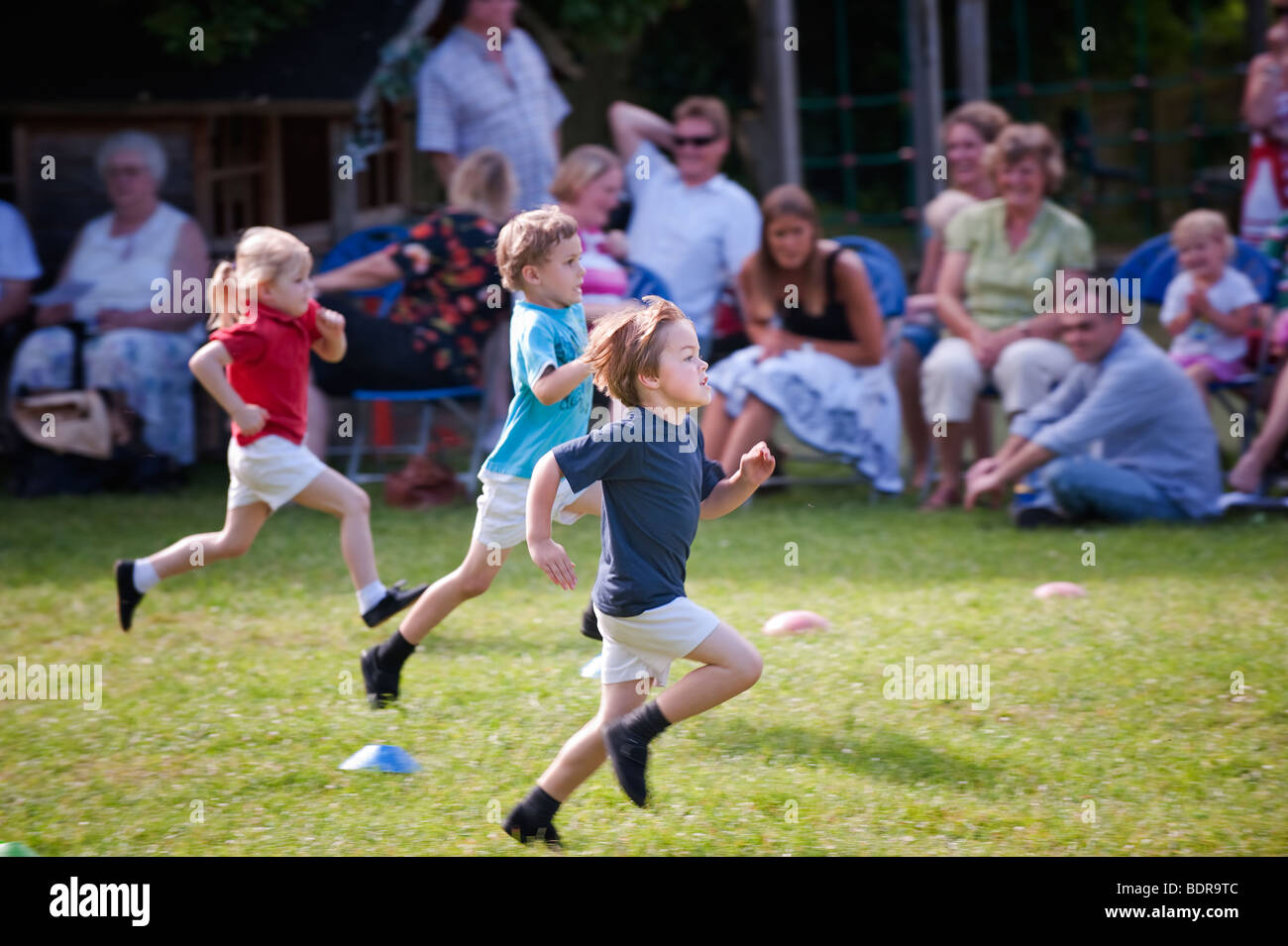 Sommer-Sporttag in der englischen Country-Grundschule Stockfoto