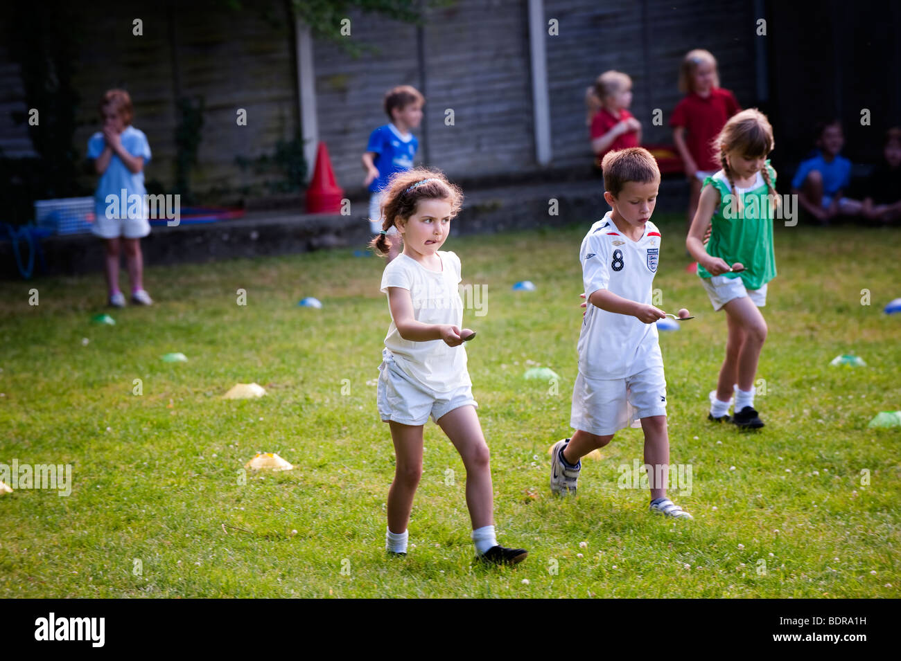 Sommer-Sporttag in der englischen Country-Grundschule Stockfoto