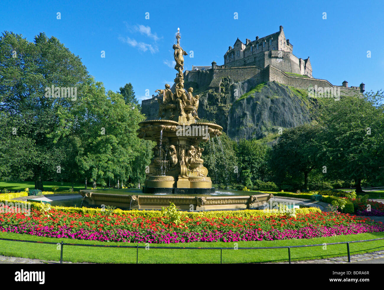 Die goldenen Ross Fountain in West Princes Street Gardens, Edinburgh an einem sonnigen Augusttag Edinburgh Castle als Kulisse. Stockfoto