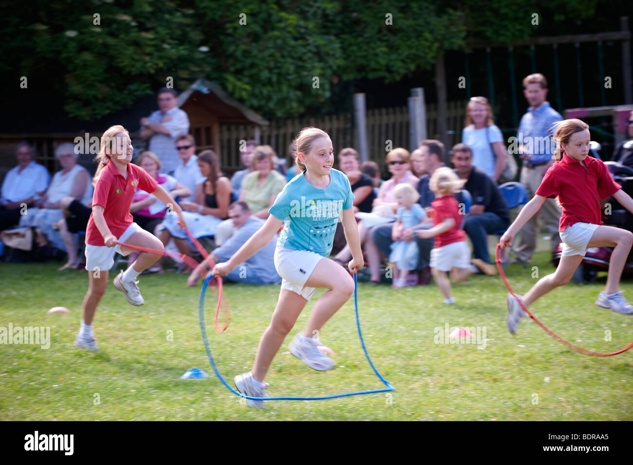 Sommer-Sporttag in der englischen Country-Grundschule Stockfoto