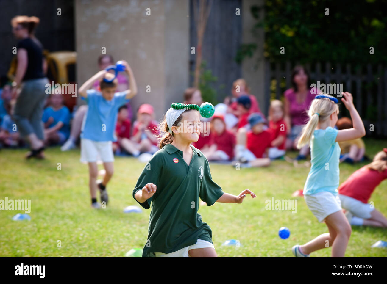 Sommer-Sporttag in der englischen Country-Grundschule Stockfoto