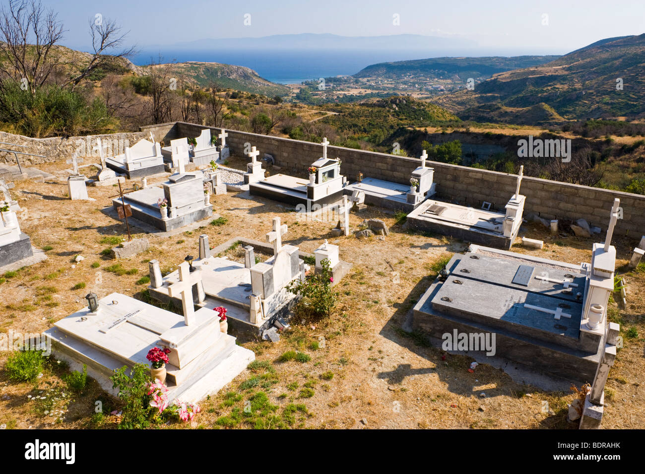 Malerischen Friedhof im Dorf Pastra auf der griechischen Mittelmeer Insel von Kefalonia Griechenland GR Stockfoto