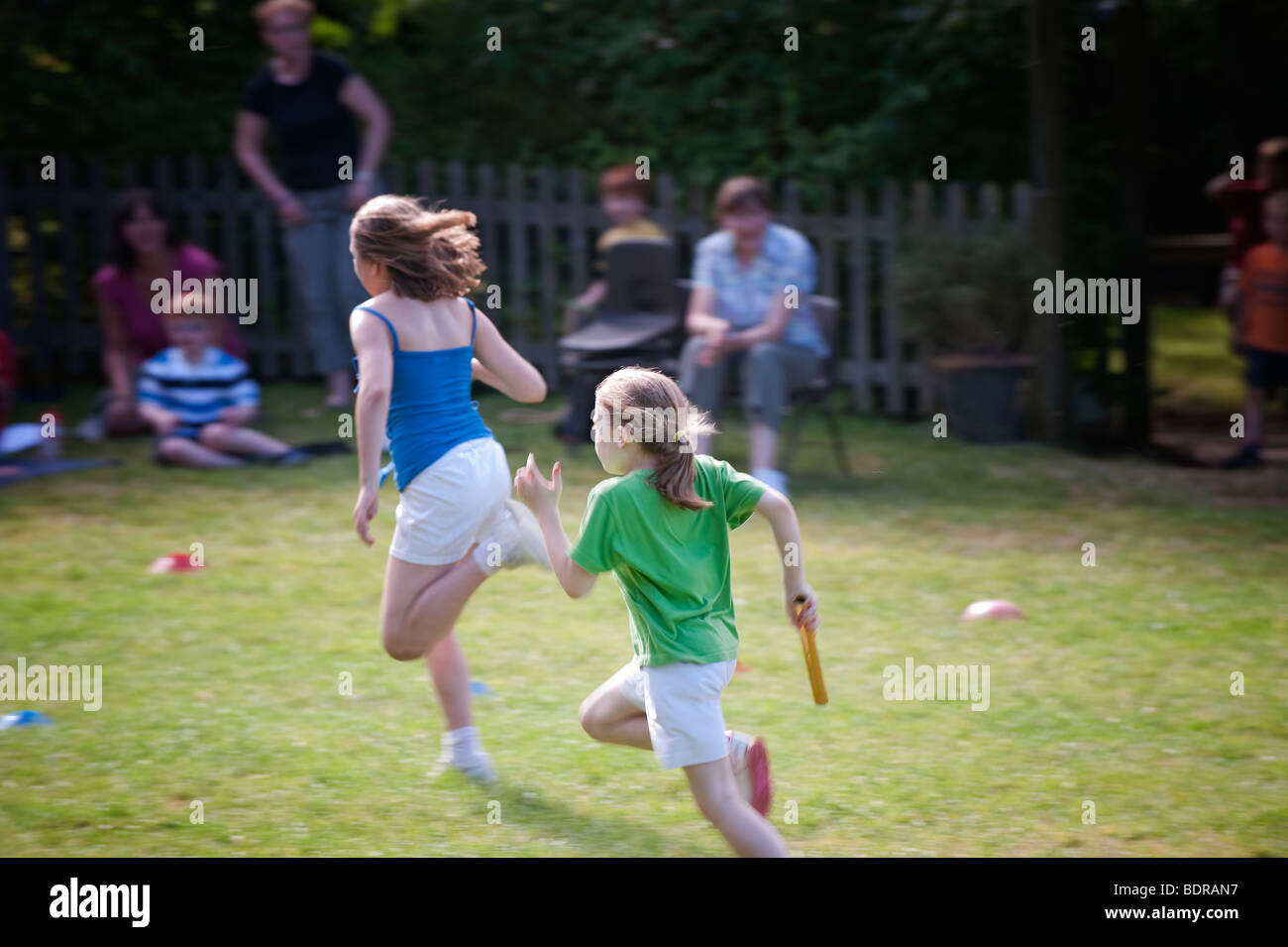 Sommer-Sporttag in der englischen Country-Grundschule Stockfoto