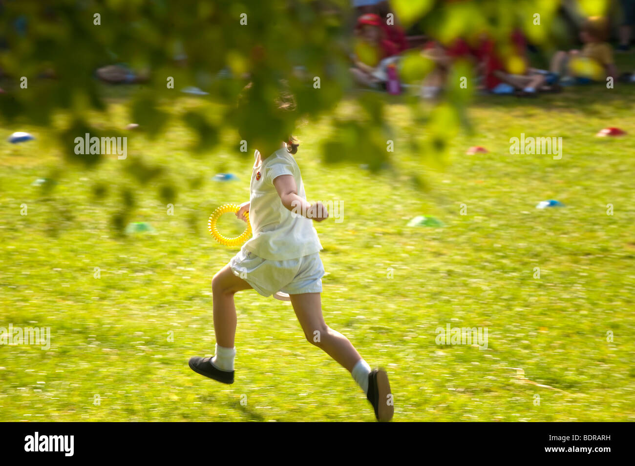 Kind läuft im Staffellauf am Sporttag der Grundschule Stockfoto