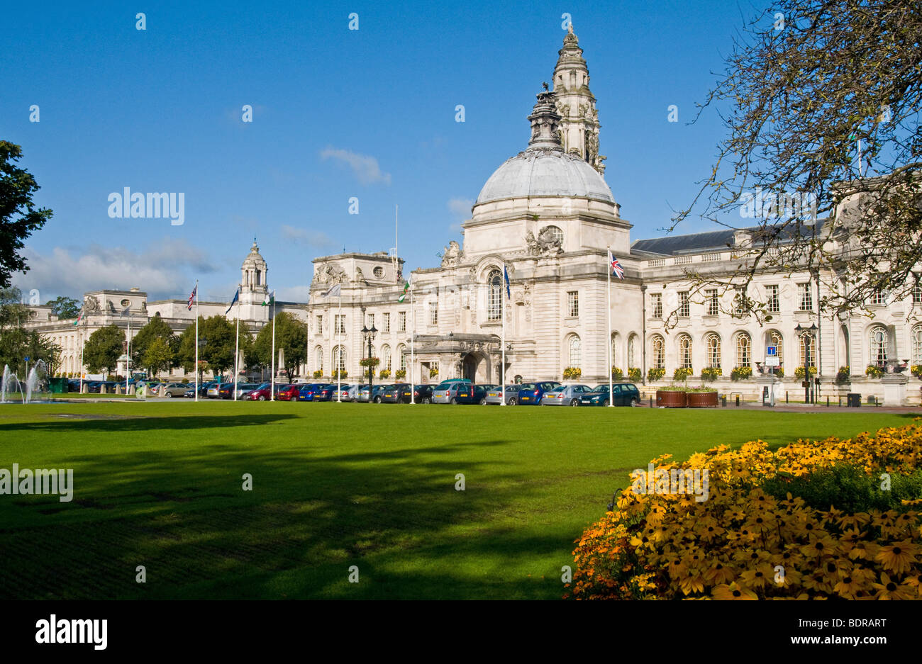 Cardiff City Hall und Blume Betten in Cardiff Civic City Centre Wales Stockfoto