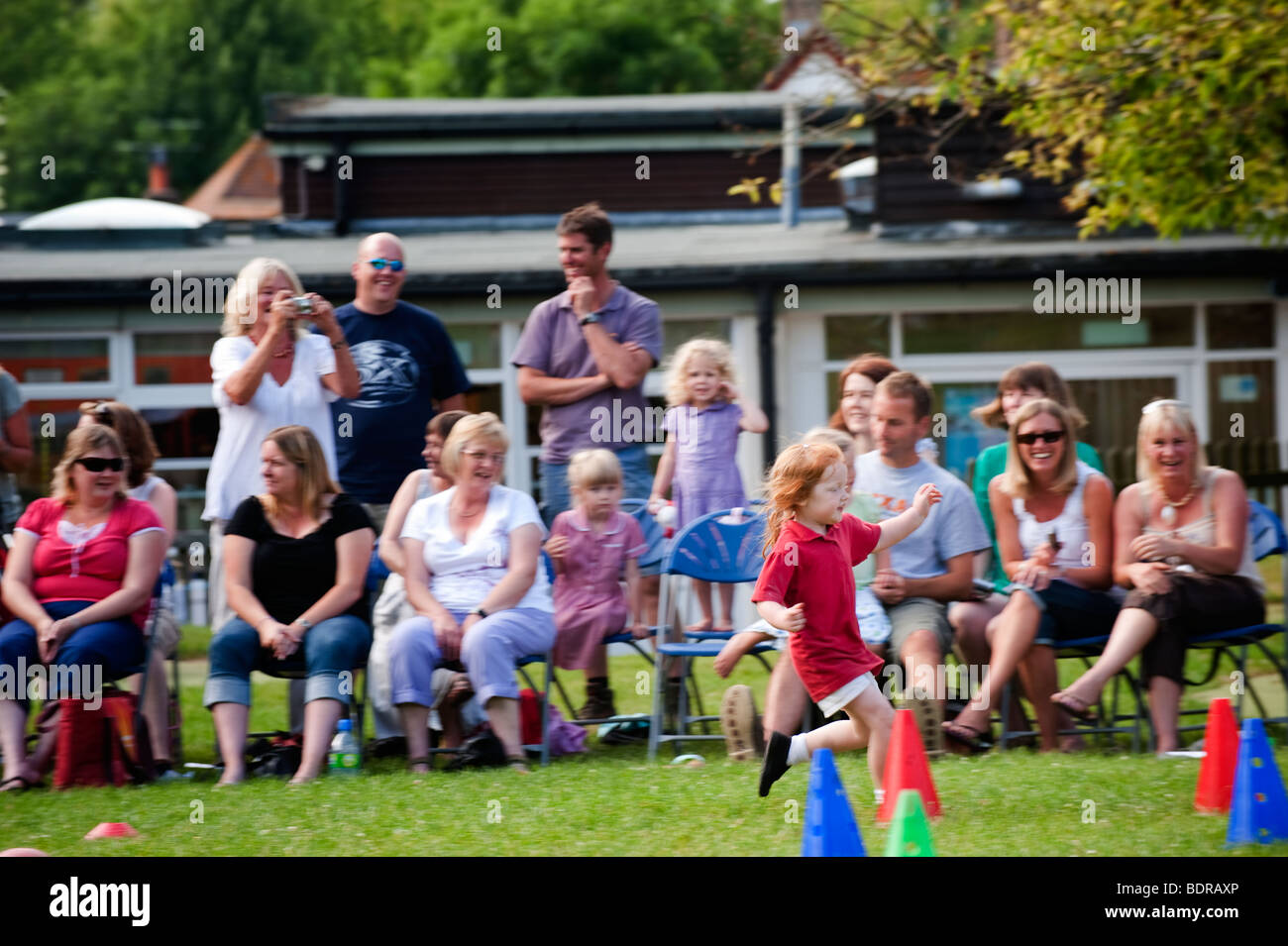 Sommer-Sporttag in der englischen Country-Grundschule Stockfoto