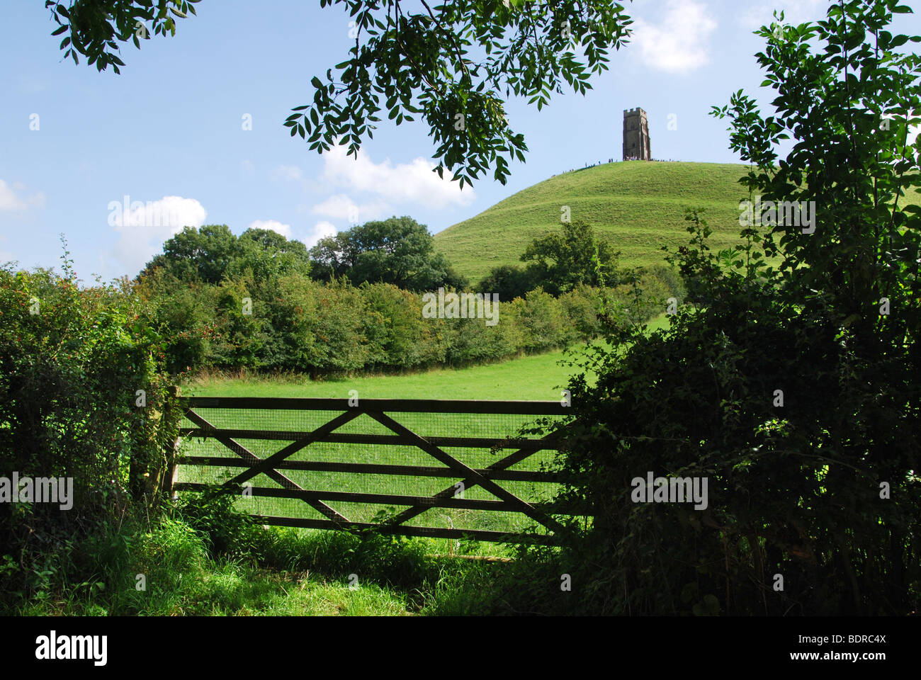 Fernblick über Glastonbury Tor über Felder und blauen Himmel Somerset England United Kingdom Stockfoto
