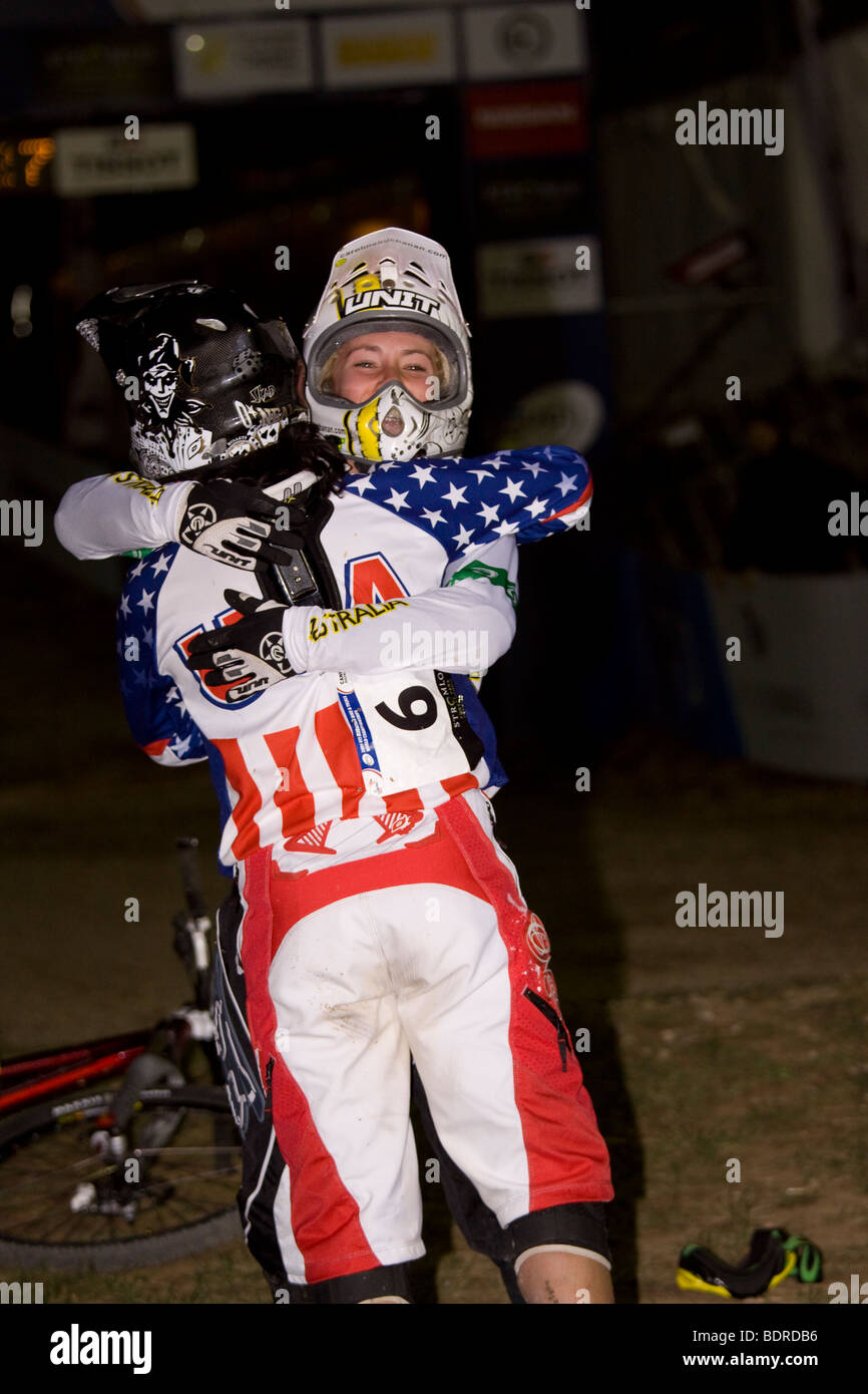 Melissa BUHL aus den USA gratulieren Caroline BUCHANAN von Australien nach gewann vier Kreuz UCI World champs in Canberra Stockfoto