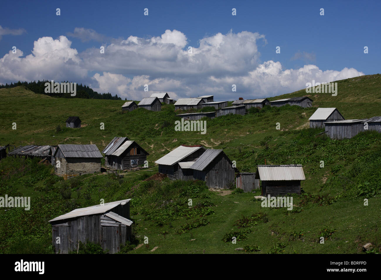 Verlassene pastorale Hütten in der Karpaten, Ukraine Stockfoto