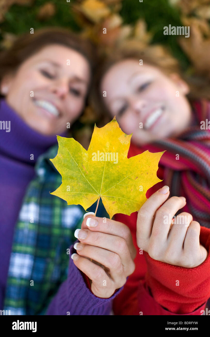 Mutter, Tochter und Herbst Blätter, Schweden. Stockfoto