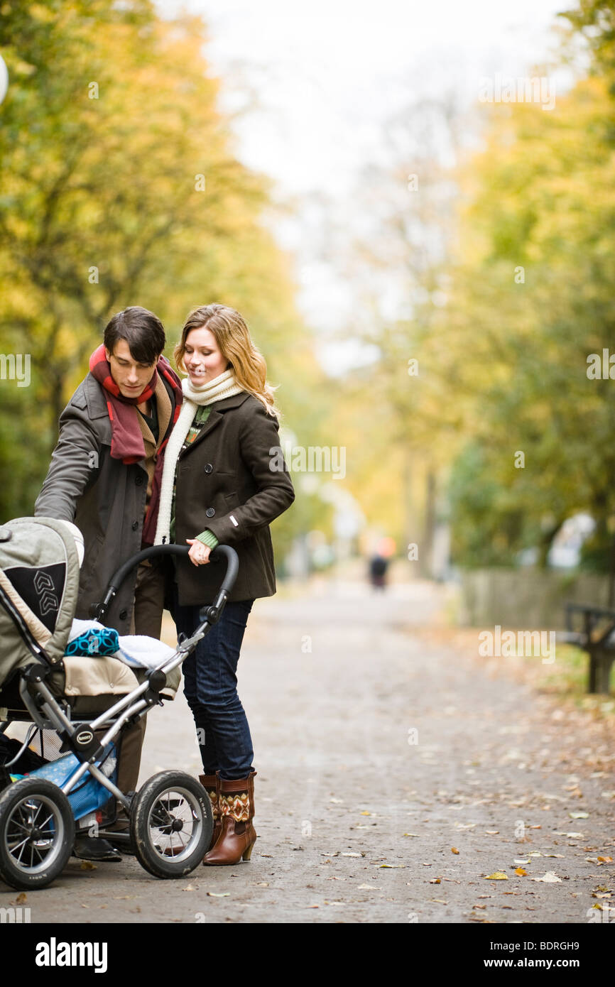 Ein paar bei einem Spaziergang mit ihrem Sohn Stockfoto