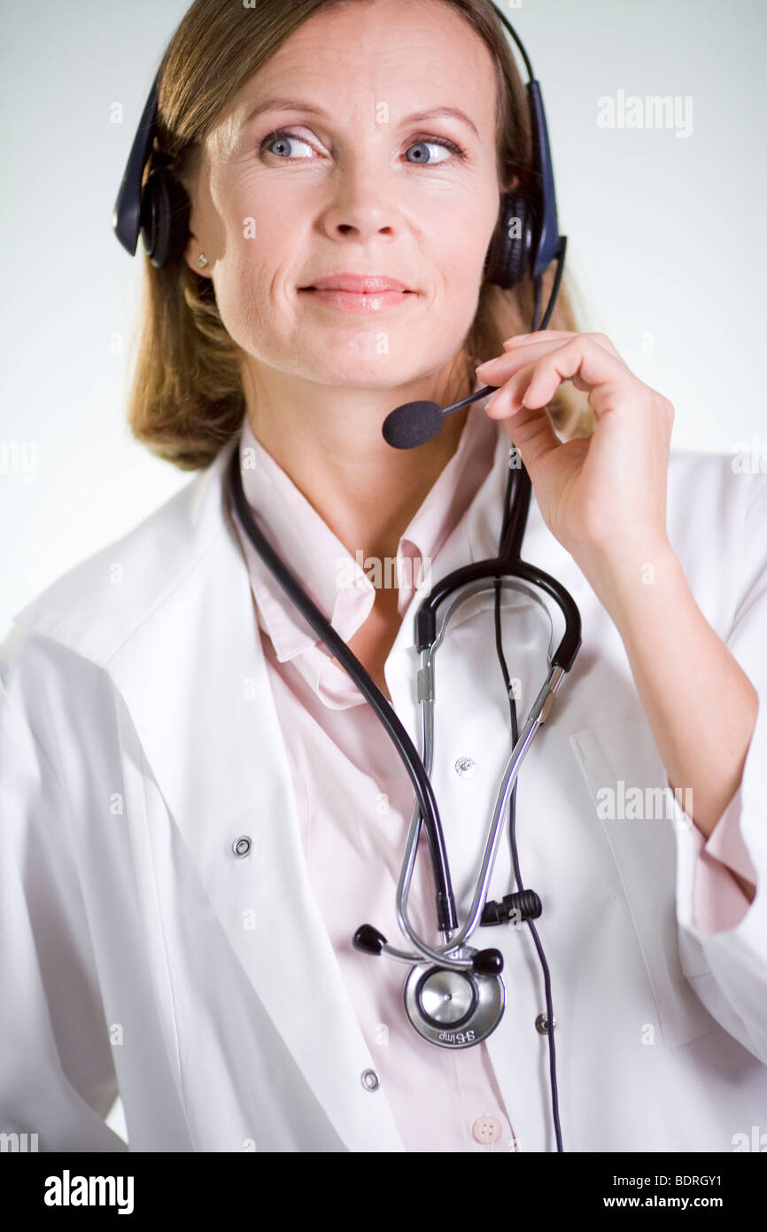 Ein Docotor Beratung über das Telefon. Stockfoto