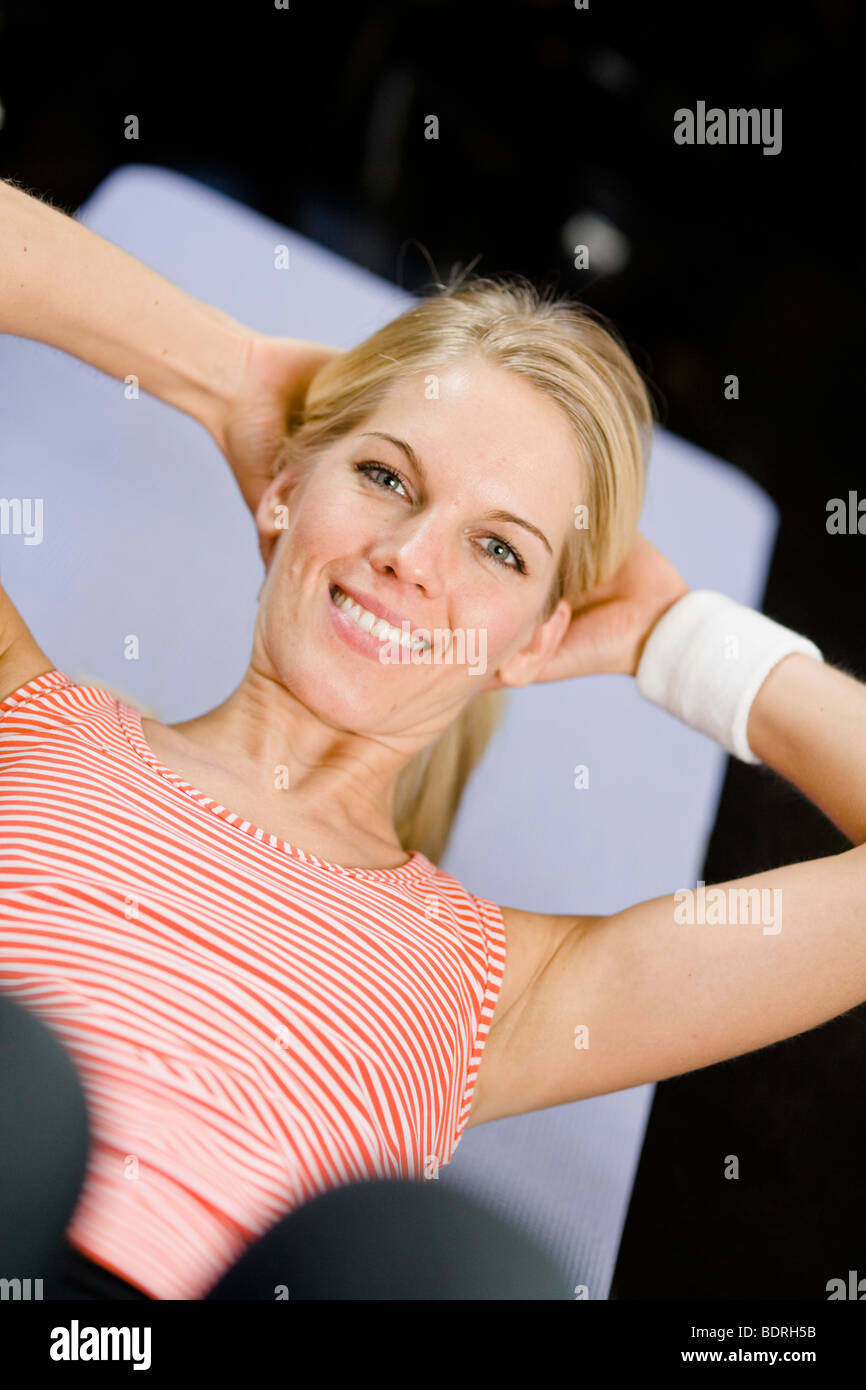 Eine Frau Sit in einem Fitnessstudio Stockfoto