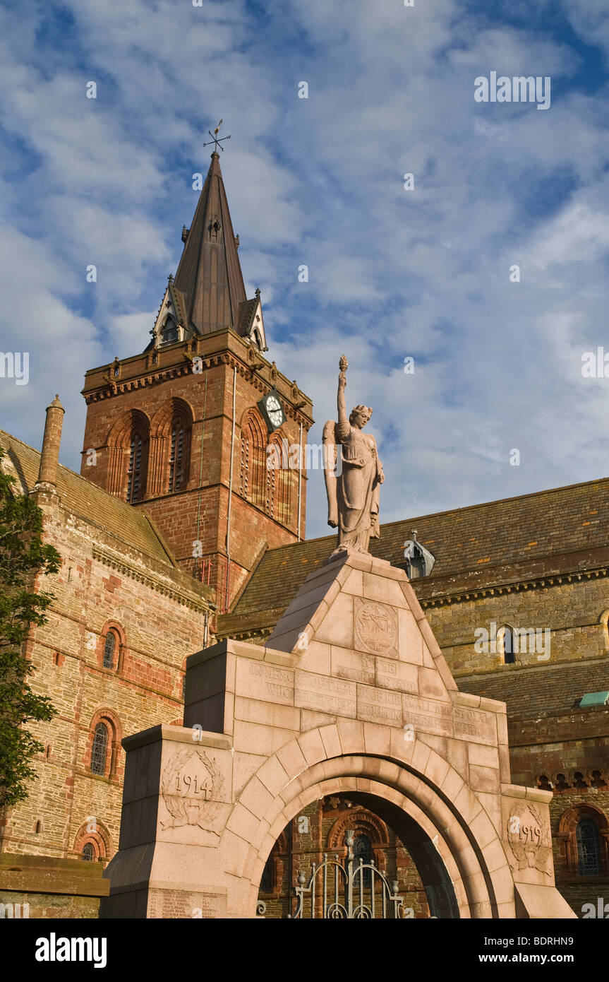 dh St. Magnus Kathedrale KIRKWALL ORKNEY Kirkwall Kriegerdenkmal und Kathedrale clocktower Stockfoto