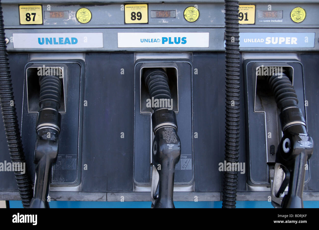 Benzin Pumpe Gasdüsen an einer Tankstelle Stockfoto Benzin Pumpe Gasdüsen an einer Tankstelle Stockfoto