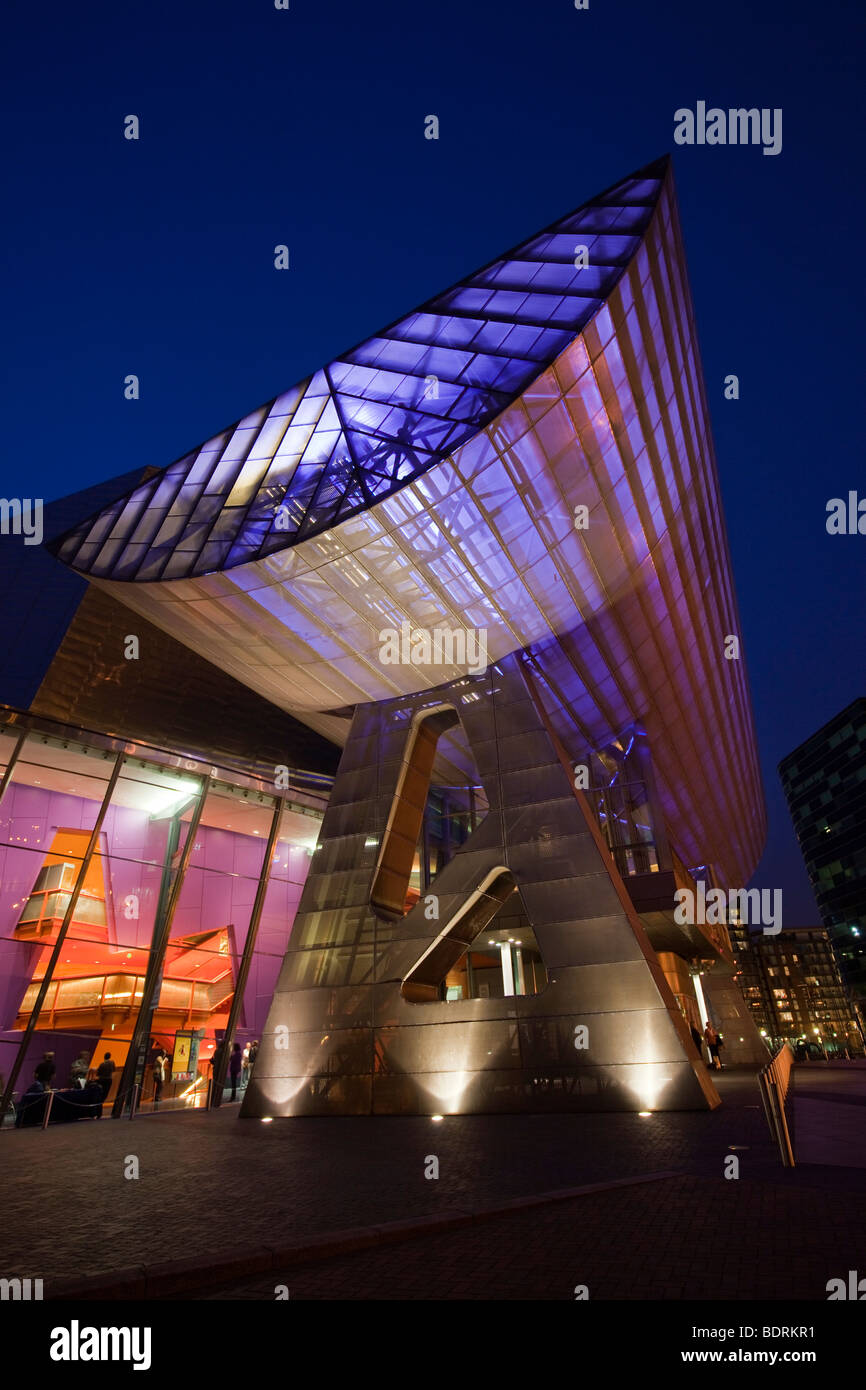 Großbritannien, England, Salford Quays, Lowry Centre und Lyric Theatre Eingang in der Nacht Stockfoto