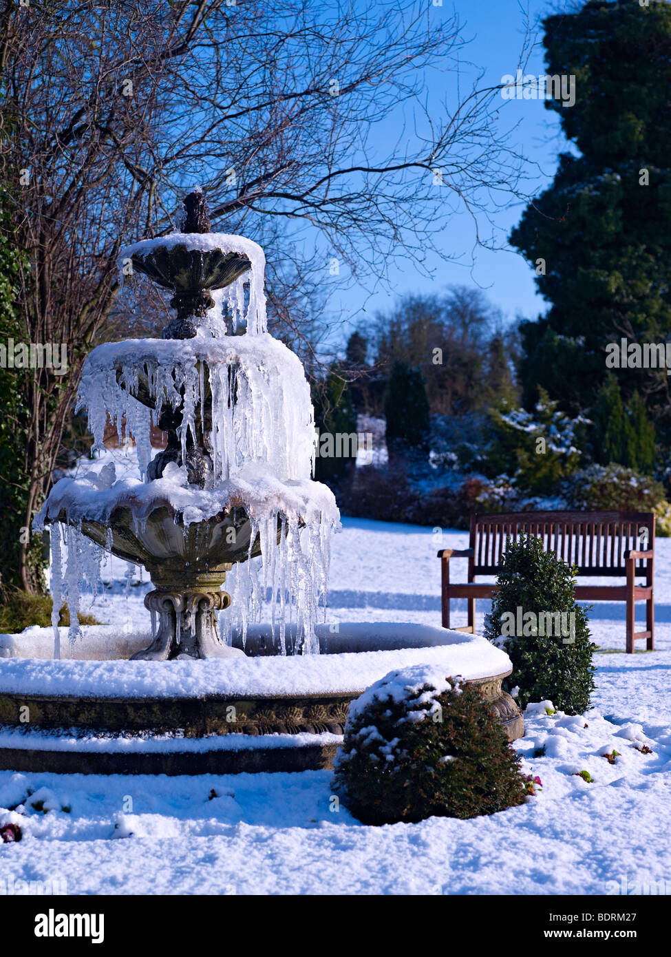 gefrorene Brunnen Stockfoto