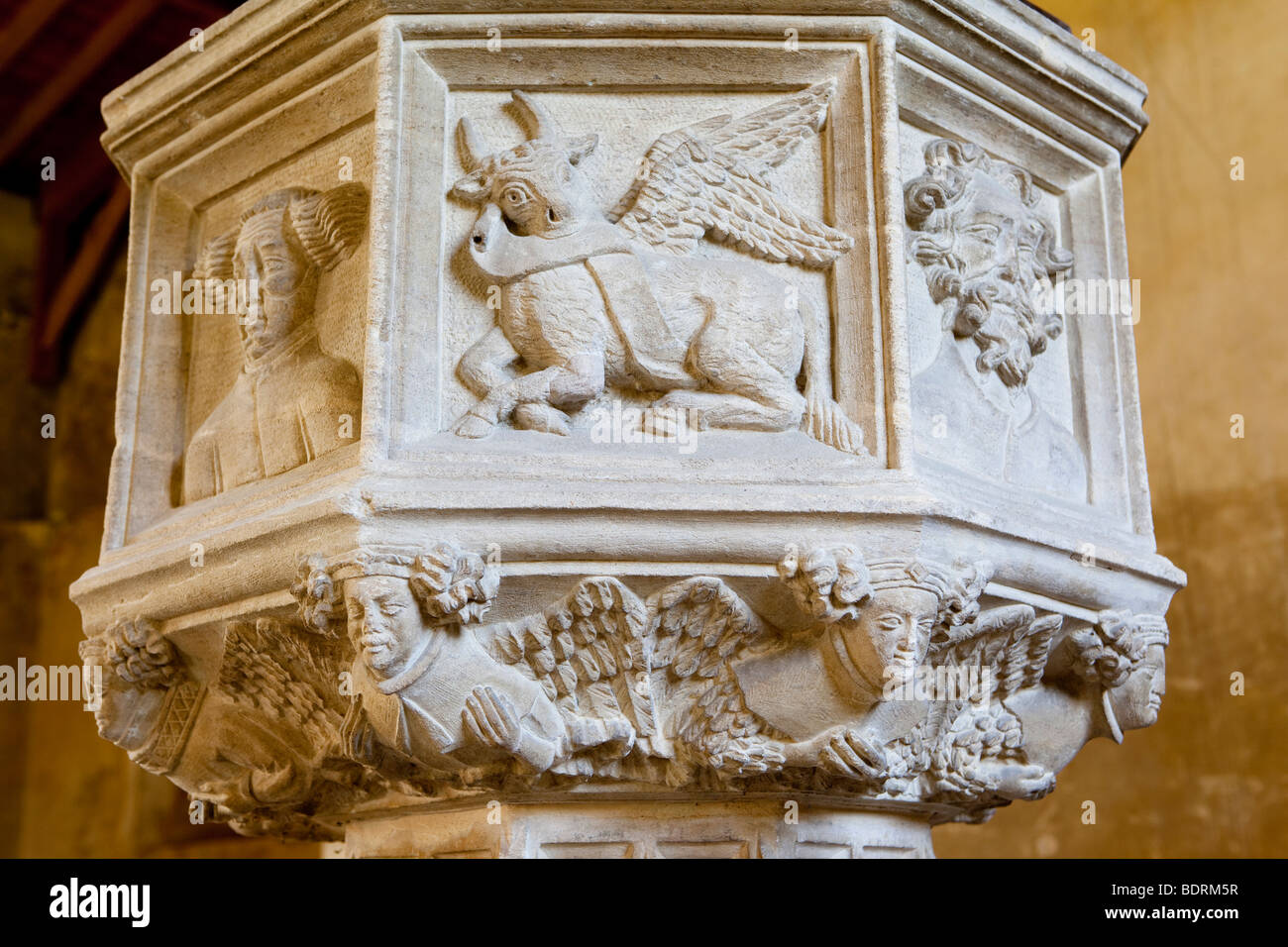 Norfolk, East Ruston, Saint Marys redundante Kirche, mittelalterliche achteckigen geschnitzten steinernes Taufbecken von geflügelte Engel unterstützt Stockfoto