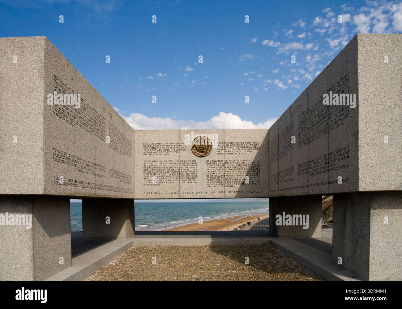Das Denkmal der US-Nationalgarde in Vierville-sur-Mer, Omaha Beach, Normandie, Frankreich. Gebaut zum Gedenken an die amerikanischen Soldaten, die am D-Day teilnahmen. Stockfoto