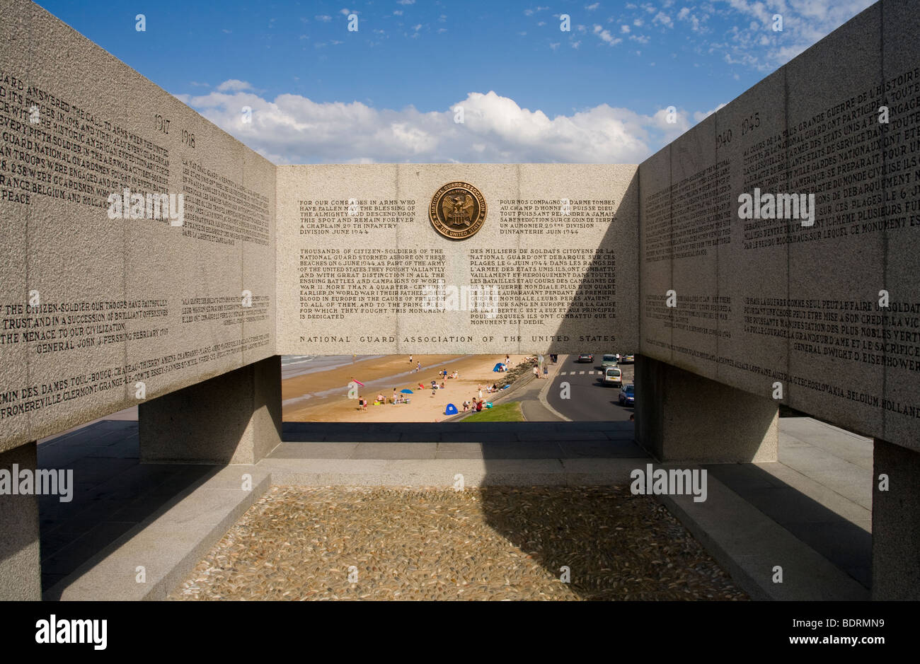 Das Denkmal der US-Nationalgarde in Vierville-sur-Mer, Omaha Beach, Normandie, Frankreich. Gebaut zum Gedenken an die amerikanischen Soldaten, die am D-Day teilnahmen. Stockfoto