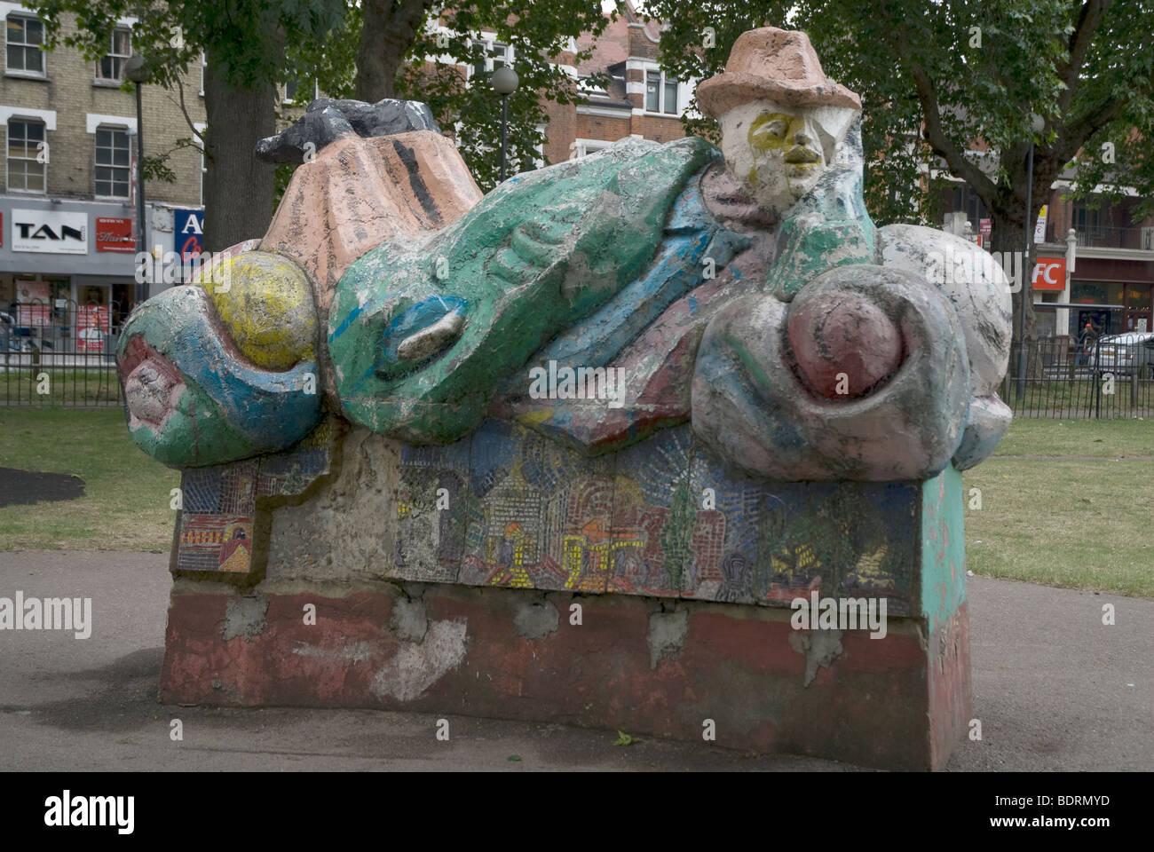 Statue auf einem Kinderspielplatz am Shepherds Bush Green West London UK Stockfoto