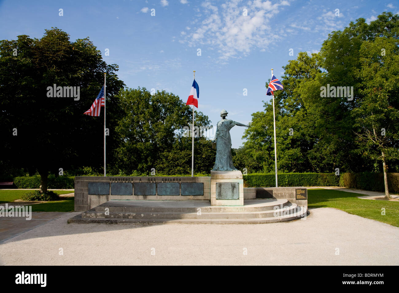 Das Denkmal aus dem Ersten Weltkrieg in Trévières, Normandie, das während der Landung am D-Day 1944 beschädigt wurde. Das Gesicht der Statue bleibt vernarbt. Stockfoto
