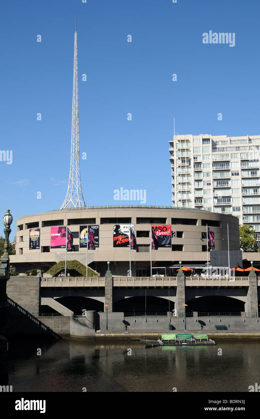 Hamer Hall Southbank Arts and Leisure Precinct und Turm am Südufer des Flusses Yarra von Flinders laufen Melbourne Australien Stockfoto