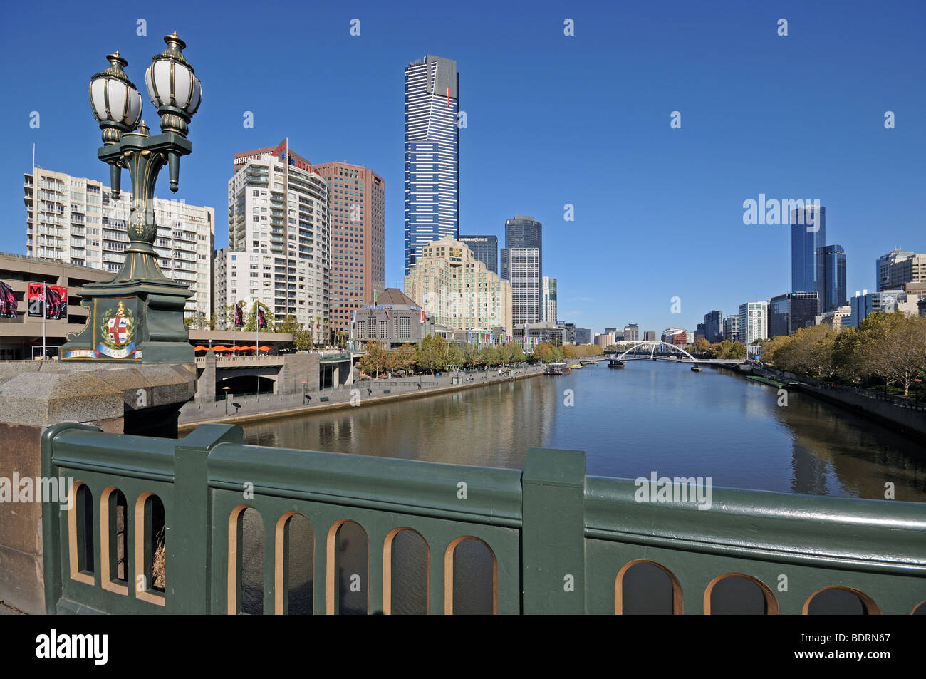 Hochhäuser und Southbank Promenade am südlich Yarra River von Princes Bridge Melbourne Australien Stockfoto