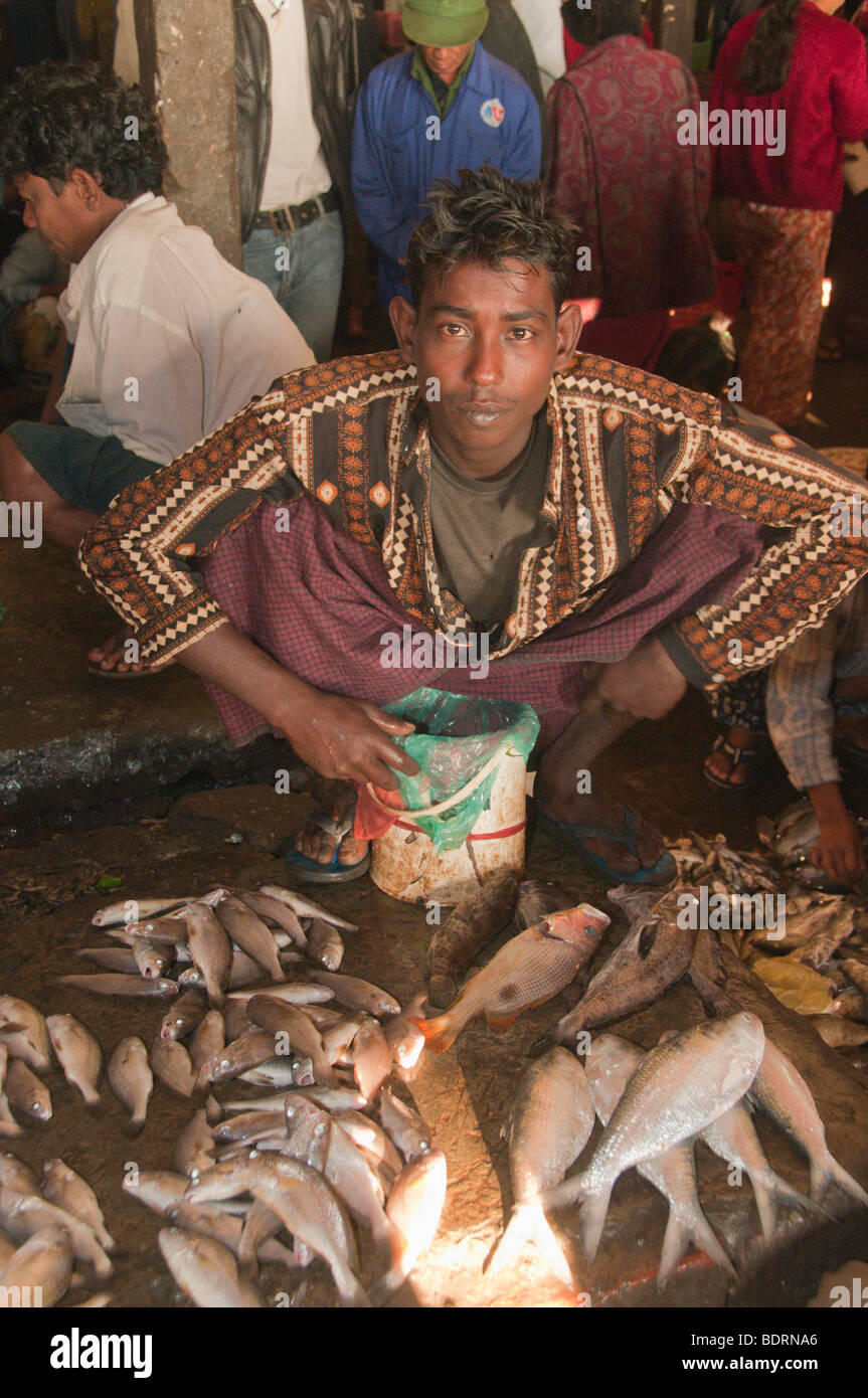 Fischhändler am lokalen Morgenmarkt in Sittwe, eine schlechte Hafenstadt in der Nähe von Bangladesch, Königreich Rakhine, Myanmar, Burma, Südosten A Stockfoto