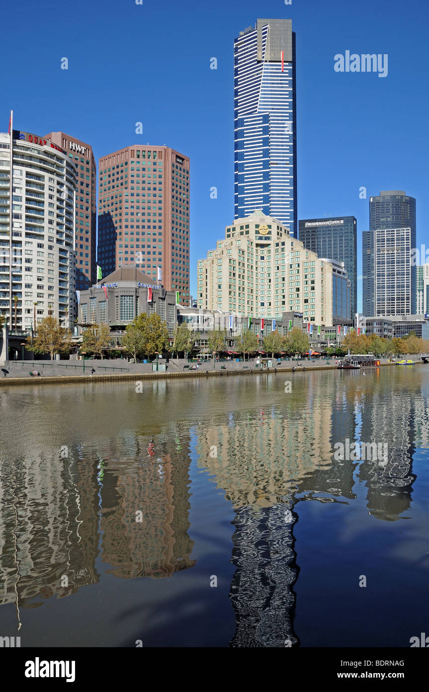 Hochhäuser und Southbank Promenade am südlich Yarra River von Flinders laufen Melbourne Australien Stockfoto