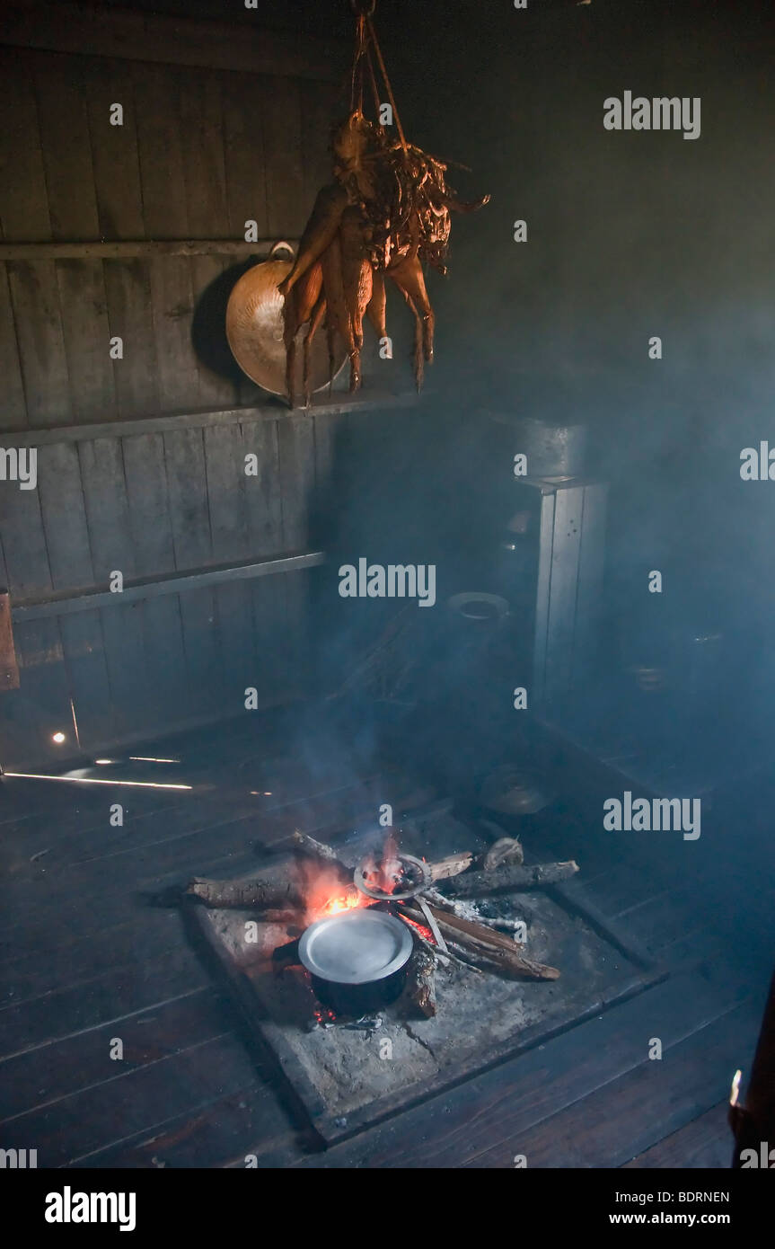 Küche im traditionellen Shan Haus mit Holzofen und hängenden Hühner in Shan-Dorf in der Nähe von Kalaw, Shan-Staat in der Nähe von Heho, Myanmar, Stockfoto