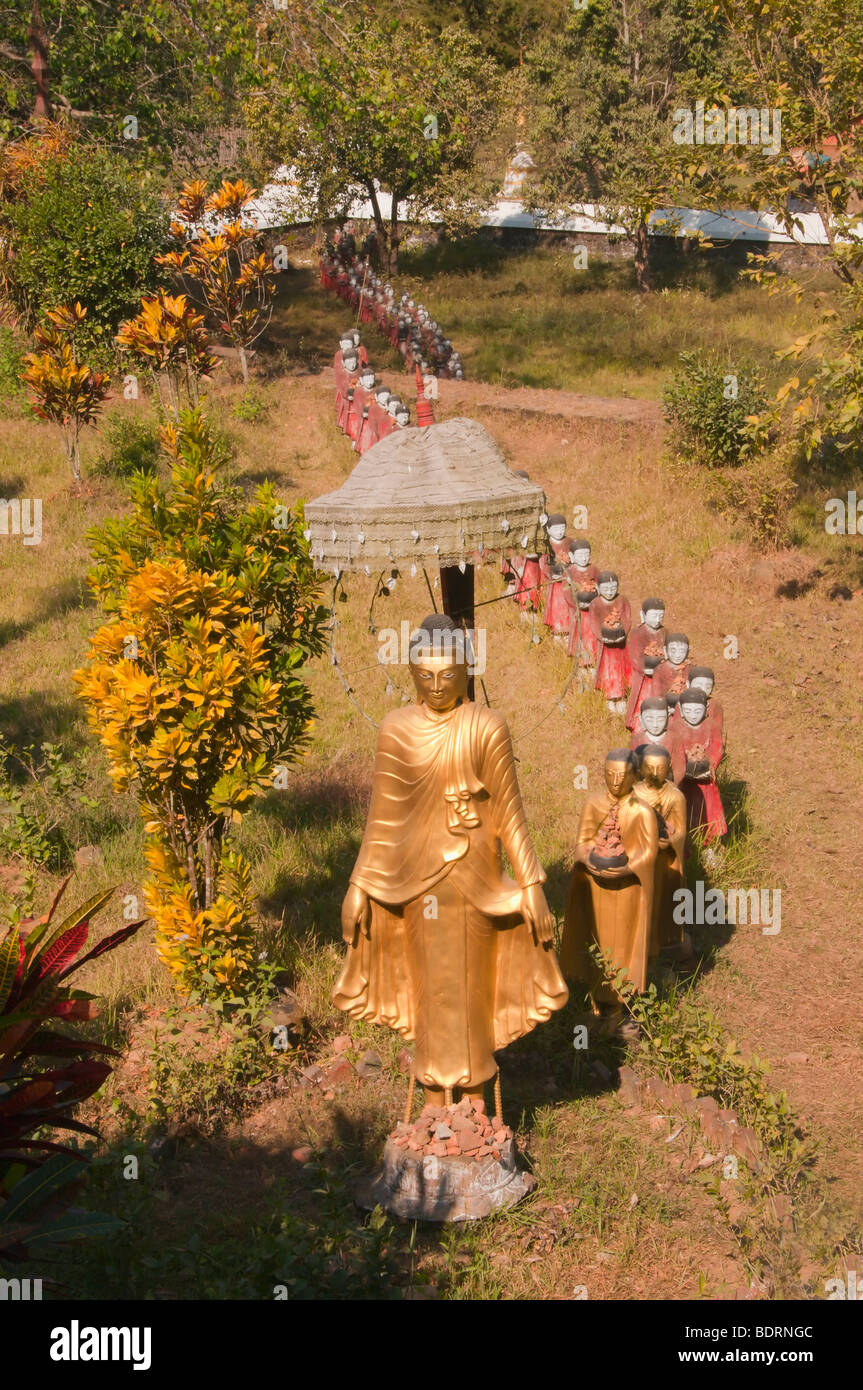 Reihe von Buddhas und aufstrebenden Mönchs Statuen im Garten außerhalb der Mahamuni Lage in der Nähe von Mrauk U, Rakhine Division, Arakhan Kin Stockfoto